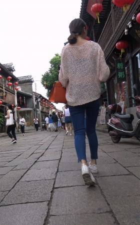蓝色牛仔裤镂空毛衣天生丽质小姐姐爱拍照