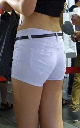 chinajoy展会现场的热裤美臀少女。