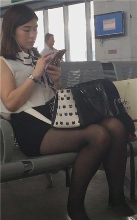 候车室偶遇超美丰满身材黑丝高跟鞋御姐范美女姐姐。