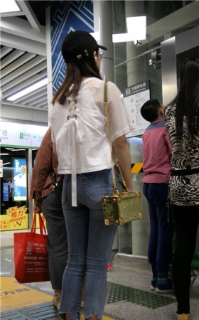 听歌的牛仔裤妹子