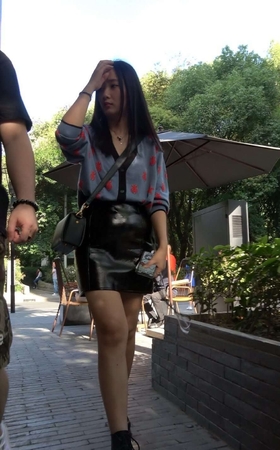 4K – 性感的皮短裙街拍长发美女 [1.18 GB/MP4]