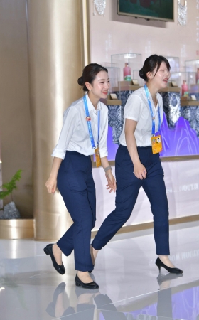 白衬衫长裤小姐姐们应该是短丝吧 [17P]