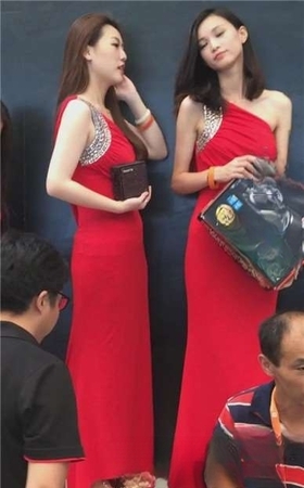 一席大红长裙气质性感美女模特们 [697 MB]