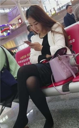 4k-高铁站候车室拍摄黑丝长腿性感漂亮女神MM