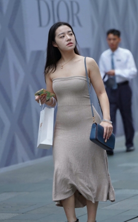 街拍抹胸裙魅力朲槭 [18P]