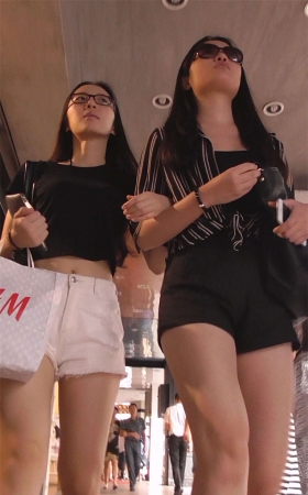 戴眼镜白色热裤美女