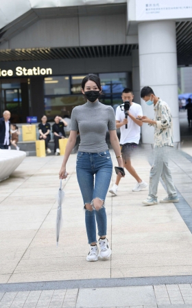 街拍破洞紧牛运动鞋美女 [23P]
