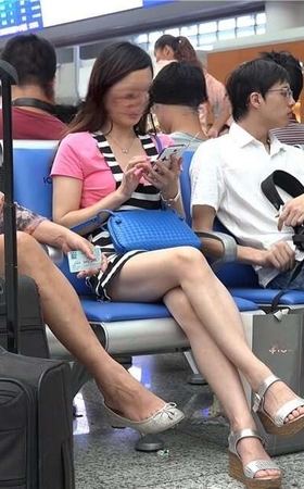 4K – 腿不错的成熟型墨镜女子 [557 MB/MP4]
