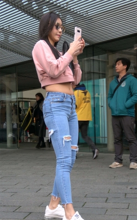粉色衣服小姐姐穿紧身牛仔实在太美了