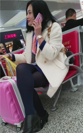 在打电话的美妇