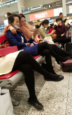 极品火车站候车的黑丝袜大美妞