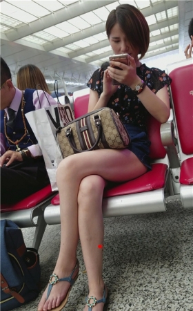 漂亮的短发长腿小姐姐