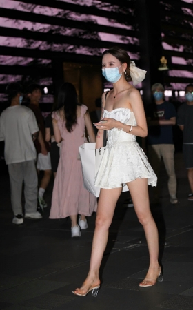 搭讪街拍白短裙骨感美女 [18P]