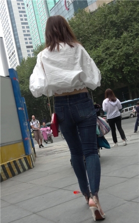 白衣牛仔裤小妹