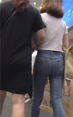 紧身牛仔裤短发妹子
