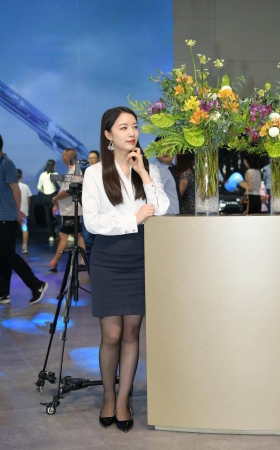 卖车的魅力黑丝女主播 【图片➕视频】 [20P]