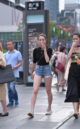 性感小月牙热裤，小姐姐