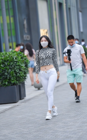 舞动的蜜桃白紧牛美眉