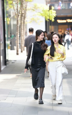 街拍黑色裙黑丝美眉 [15P]