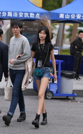 蓝色牛仔短裤小姐姐