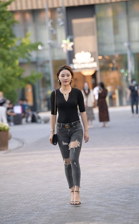 身材高挑的美女迎面而来