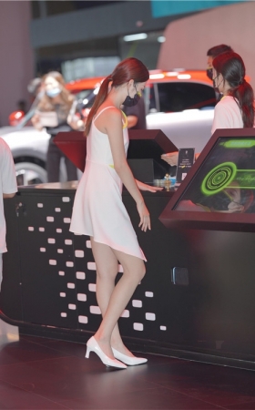 前台的白裙美女(81P)