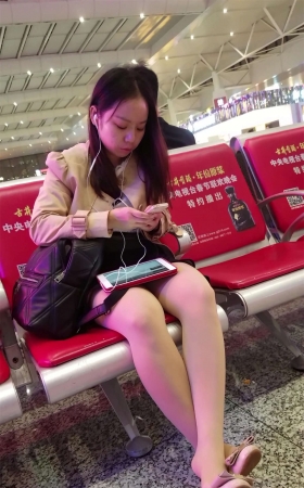 丝袜美腿美眉光顾着低头玩手机