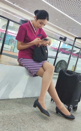 4K偶遇南航空姐落地肉丝二郎腿优雅美丽 4P