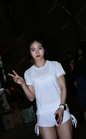 紧致的白热裤小妹 [20P]