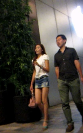 跟拍美女身材高挑的齐B牛仔短裙
