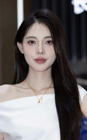 L1104-77苏州51车展-汤圆不圆女神站车露白皙玉足 9P
