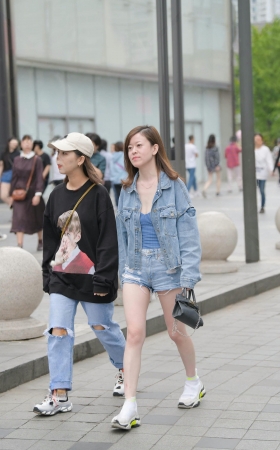 街拍牛仔热裤牛仔外套美眉 [17P]