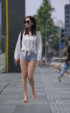 【5月摄影作品】热裤美女 【图片➕视频】 [10P]