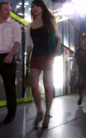极品红裙美女,居然被老外叼走了