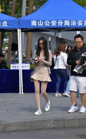 短裙，肉丝，小白鞋美女