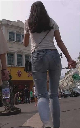 街拍破洞紧身蓝牛帆布鞋妹子 [1.06 GB]