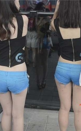 chinajoy展会现场外的翘臀美腿紧身热裤女孩们。