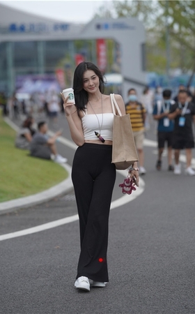 高挑的吊带小姐姐(30P)