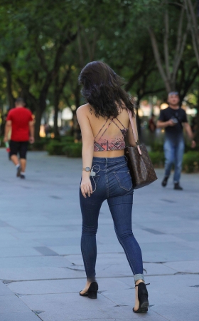 小背心，奶茶紧牛小姐姐 [16P]