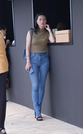 圆润紧牛的女子 [20P]