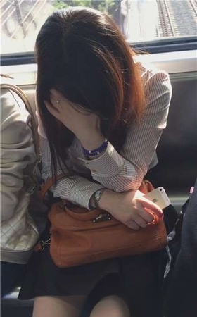 地铁上的尖嘴高跟美眉，困啦直接睡着了。