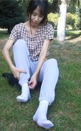 小岩女神公园草地上秀美足，好漂亮。