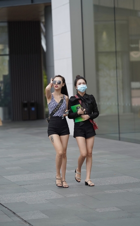 戴墨镜的女孩