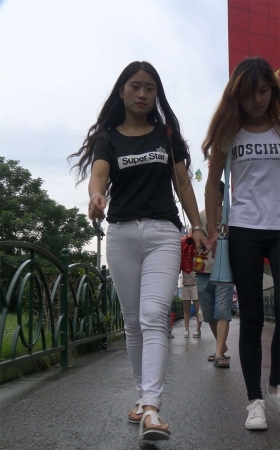 超紧身白裤黑T恤美女