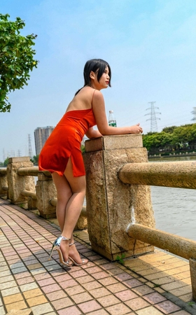 御风街拍★红裙肉丝萌宝儿在河边散心【套图+视频】 [10P]