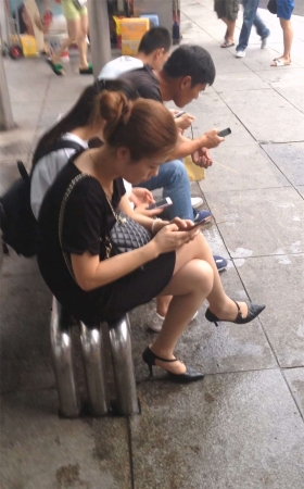 车站少妇黑尖嘴高跟
