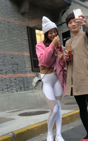 极品紧身弹力裤粉衣翘臀美女1