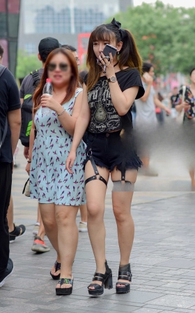 这样穿着是为了吸睛？ [23P]