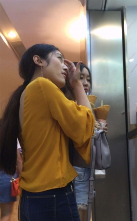 喝可乐的丰满蓝牛