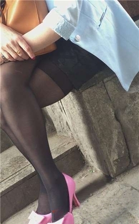 尖嘴粉色高跟鞋黑色肉丝美腿少妇。